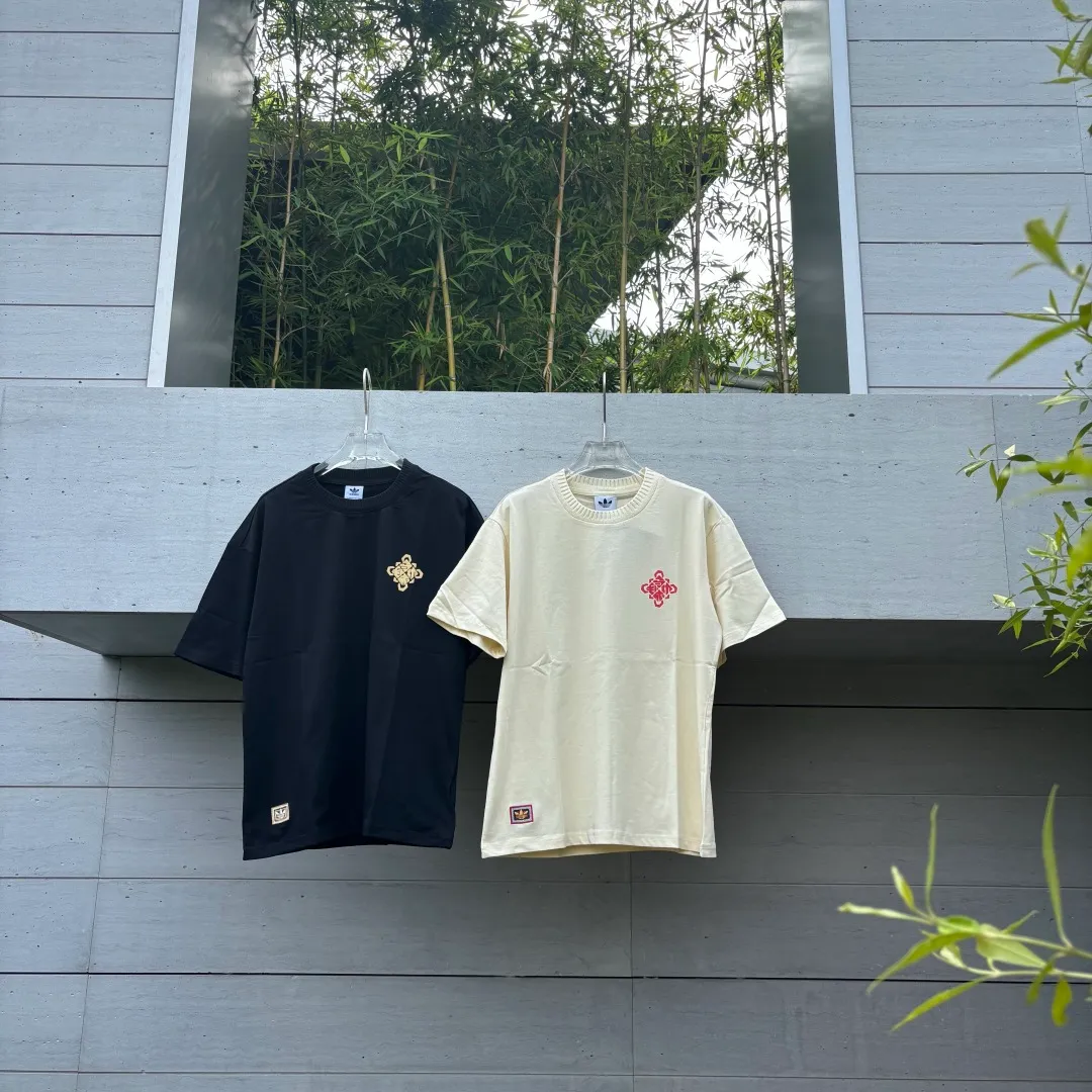 🈴𝟮Color Collection 𝟬𝟱𝟰𝟴𝟱# Exclusive real shot/difference between various stolen pictures and online version on the market [Year of the Horse limited edition 𝗮𝗱𝗶𝗱𝗮𝘀 Adidas clover logo short sleeves! AD Year of the Horse Limited Short Sleeves] ✅Selected high-density combed cotton, high-density screen printing of Chinese elements on the chest and back, custom-woven threaded neckline that does not deform, accessories details consistent with the original version ✅Adidas Clover Chinese Knot Year of the Horse Limited Short Sleeves are amazing! ✅The lucky T-shirt that is a must-have for the Year of the Horse in 2026 is here✨ The new Chinese Knot Series is also available to understand the oriental aesthetics! ✅The exquisite Chinese knot embroidery on the chest is so eye-catching! It means good luck and immediate success, the red knot is festive, the gold knot is noble, and it brings good luck buff! Classic clover logo + small logo on the hem, full of details 💯 ❤️Fairy color matching Hanyu white: gentle and white, perfect with jeans and skirts, gentleness is the natural outfit, ❤️Classic black: Versatile is not picky, gold knot embellishment is more advanced, a must-have for cool girls ✅ Complete with three standards! Perfect Quality! Highly recommended! Large size Color: Black Hanyu White Size: S to XXL (loose fit)